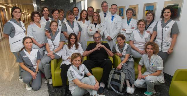 &Oacute;scar, el primer espa&ntilde;ol al que se ha trasplantado un coraz&oacute;n artificial completo, junto al equipo que ha realizado la operaci&oacute;n.