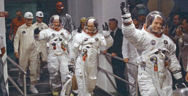 Aldrin, tras su compa&ntilde;ero de expedici&oacute;n Armstrong, en 1961.