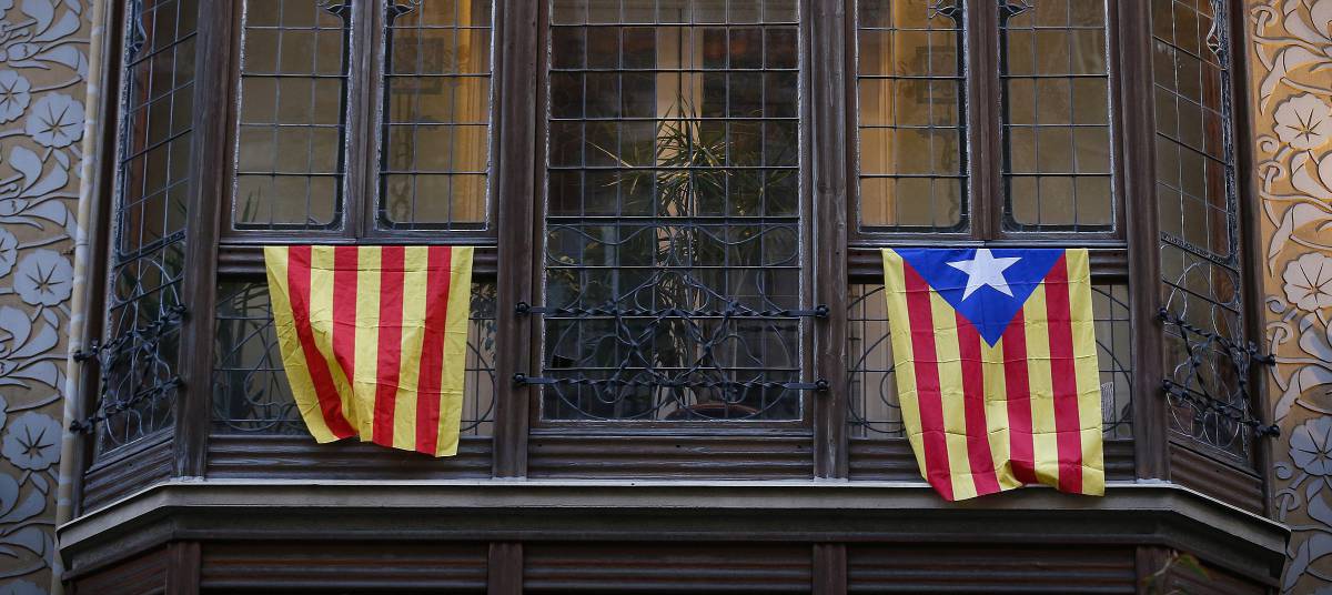 Una bandera pro-catalana conocida como la "Estelada", cuelga de un balc&oacute;n en Barcelona.