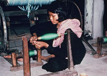 Una joven camboyana en una de las cooperativas de trabajo de los setenta.