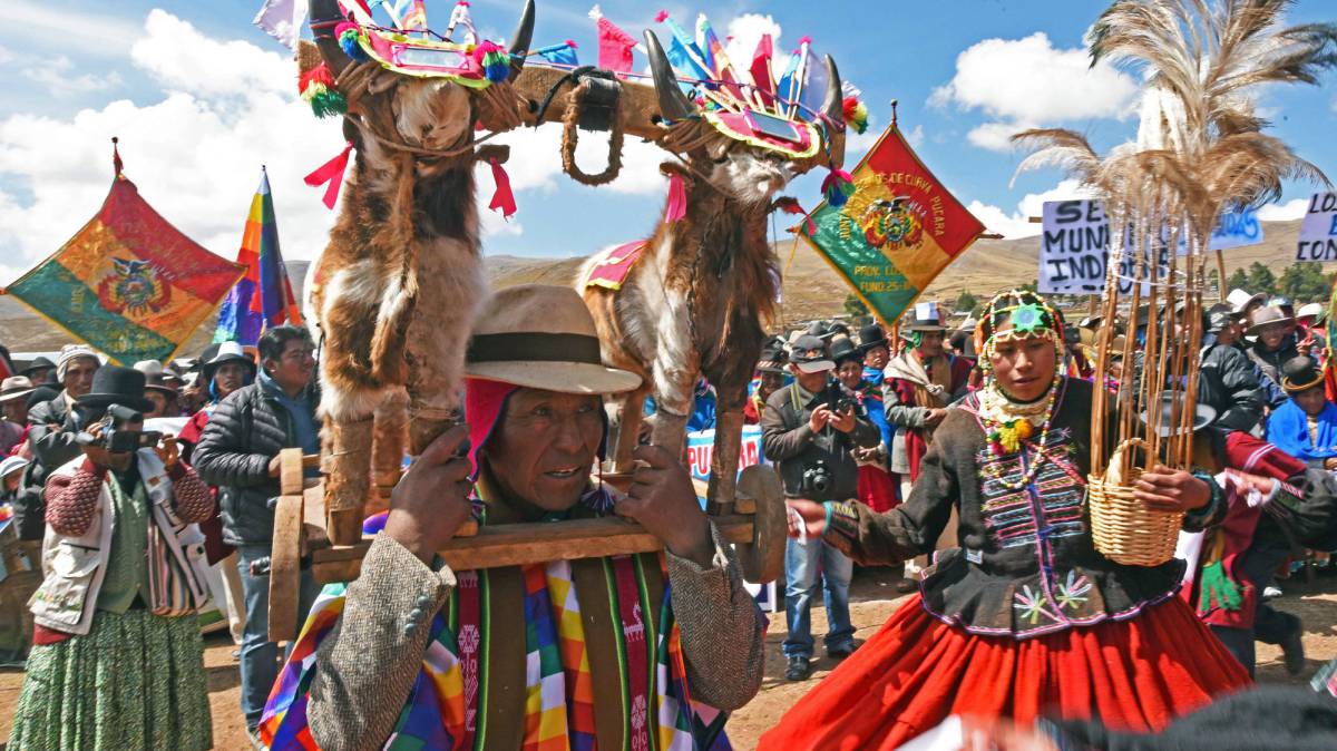 Unos indígenas aimara participan el pasado domingo en un ritual para pedir lluvias en Laja, Bolivia, donde se está sufriendo una fuerte sequía.