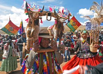 Unos ind&iacute;genas aimara participan el pasado domingo en un ritual para pedir lluvias en Laja, Bolivia, donde se est&aacute; sufriendo una fuerte sequ&iacute;a. 