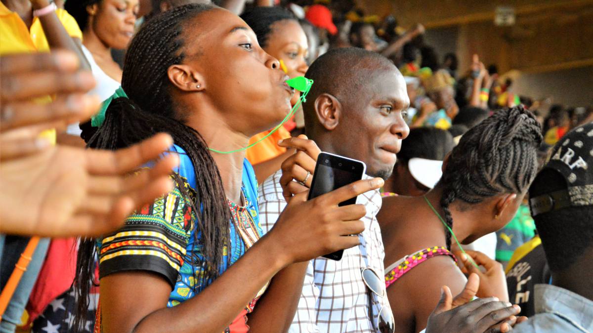 Unos aficionados jalean a la selección durante el partido contra Ghana en el estadio Ahamdou Ahidjo de Yaoundé.