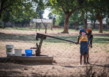 Unas mujeres bombean agua en Bulawayo, Zimbabwe. rn 