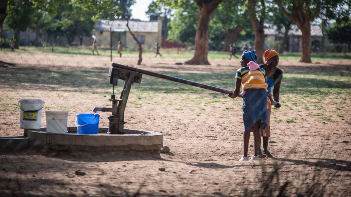 Unas mujeres bombean agua en Bulawayo, Zimbabwe.