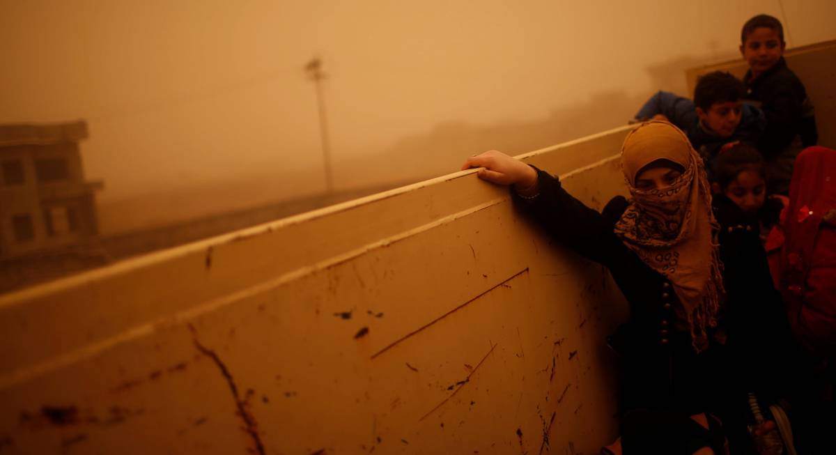 Un grupo de ciudadanos sirios huyen en un coche del bastión del Estado Islámico, en el barrio de al-Samah de Mosul (Irak).