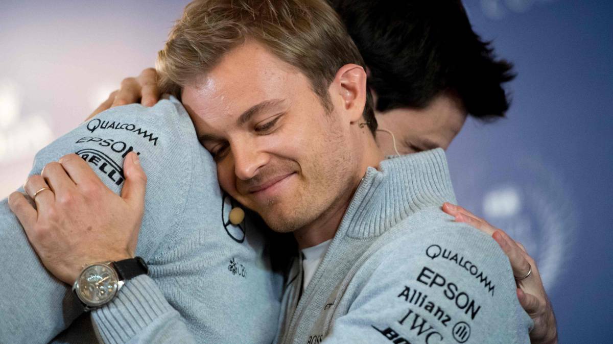 Nico Rosberg se abraza con el director ejecutivo de Mercedes F1, Toto Wolff, en la gala de la Federación Internacional del Automóvil que se ha llevado en Vienna (Austria).