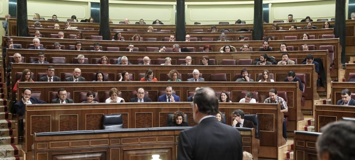 El presidente del Gobierno, Mariano Rajoy, contesta la pregunta del portavoz del PSOE, Antonio Hernando.