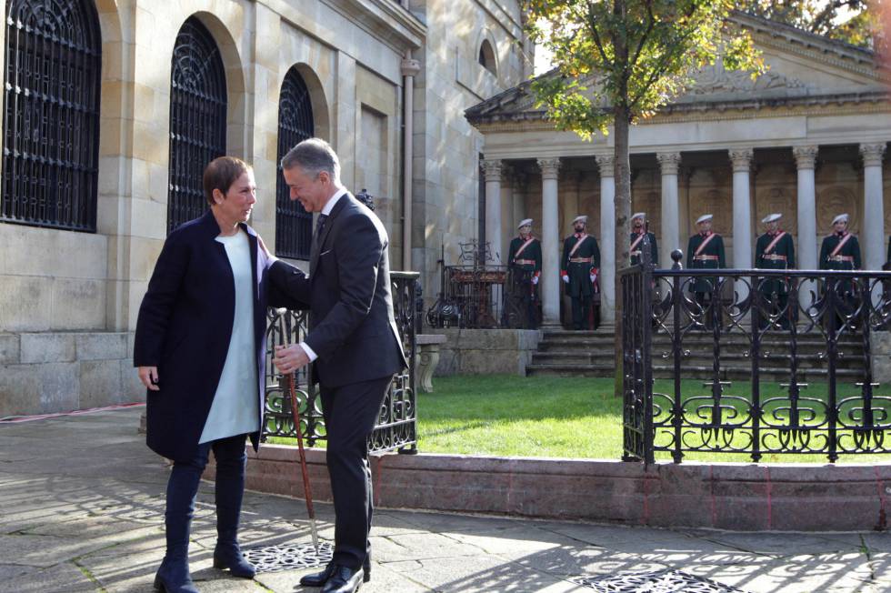 La presidenta de Navarra, Uxue Barcos, junto al Lehendakari, Iñigo Urkullu, frente a la Casa de Junta de Gernika.