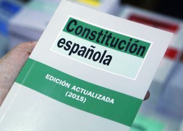 Un ejemplar de la Constituci&oacute;n Espa&ntilde;ola de 1978.rn 