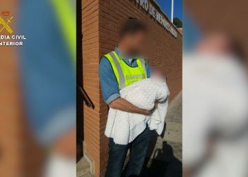 Im&aacute;genes facilitadas por la Guardia Civil tras la detenci&oacute;n de una pareja de hombres y una mujer que les vendi&oacute; a su reci&eacute;n nacida.