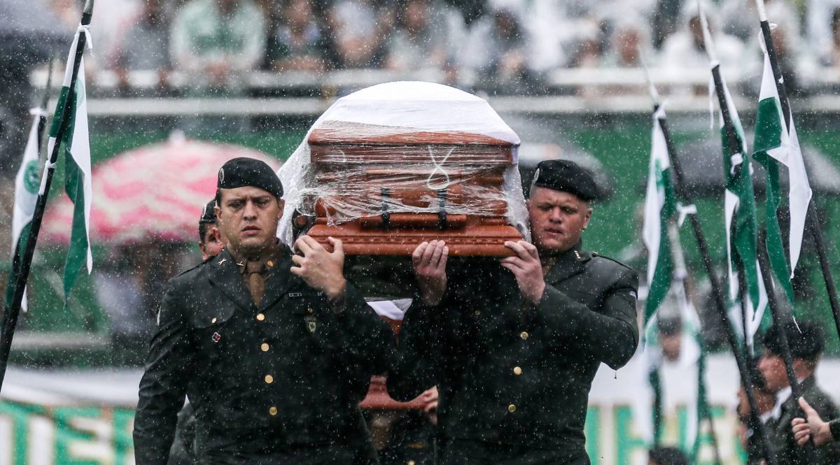 Militares brasileños portan el féretro de una de las víctimas del accidente aéreo en el estadio Arena Condá, en Pachecó (Brasil).