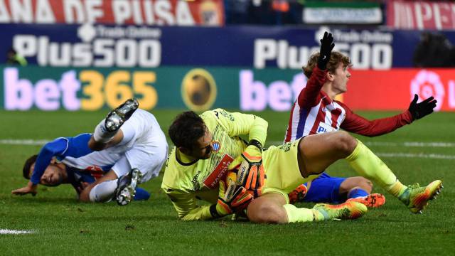 Diego L&oacute;pez ataja un bal&oacute;n.