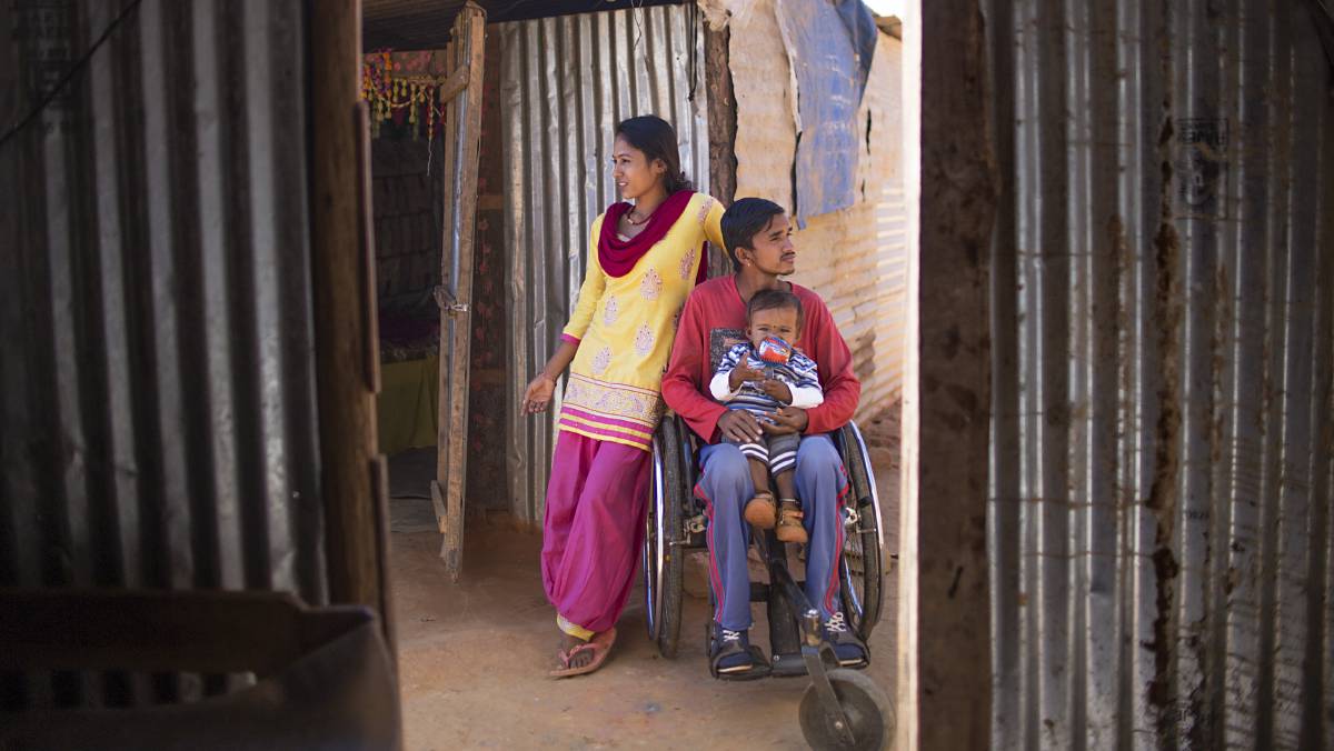 Sita Guiri y Ramkrishna Giri junto a su hijo. Esta familia resultó especialmente afectada por el terremoto ocurrido en Nepal el 25 de abril de 2015, perdieron su casa y él quedó discapacitado.