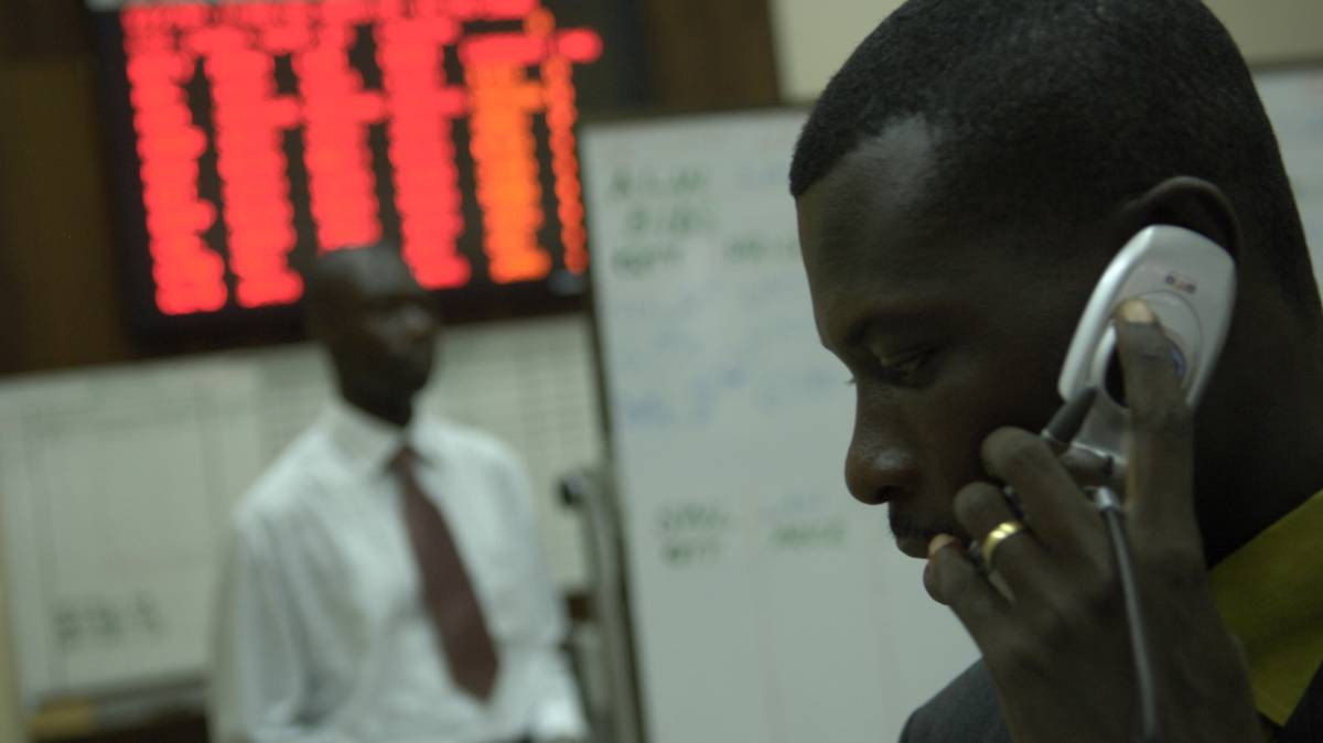 Operadores financieros en la Bolsa de Ghana.
