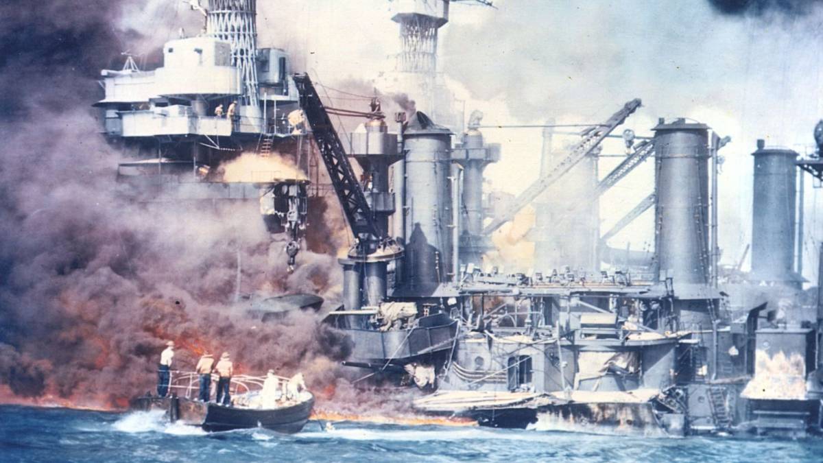 Un buque en llamas durante el ataque a Pearl Harbor de 1941.