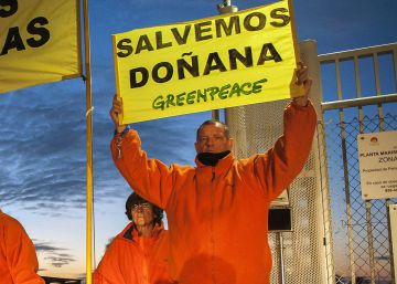 Activistas de Greenpeace protestan contra los proyectos energ&eacute;ticos en Do&ntilde;ana