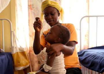 Un ni&ntilde;o paciente en un hospital de Liberia.