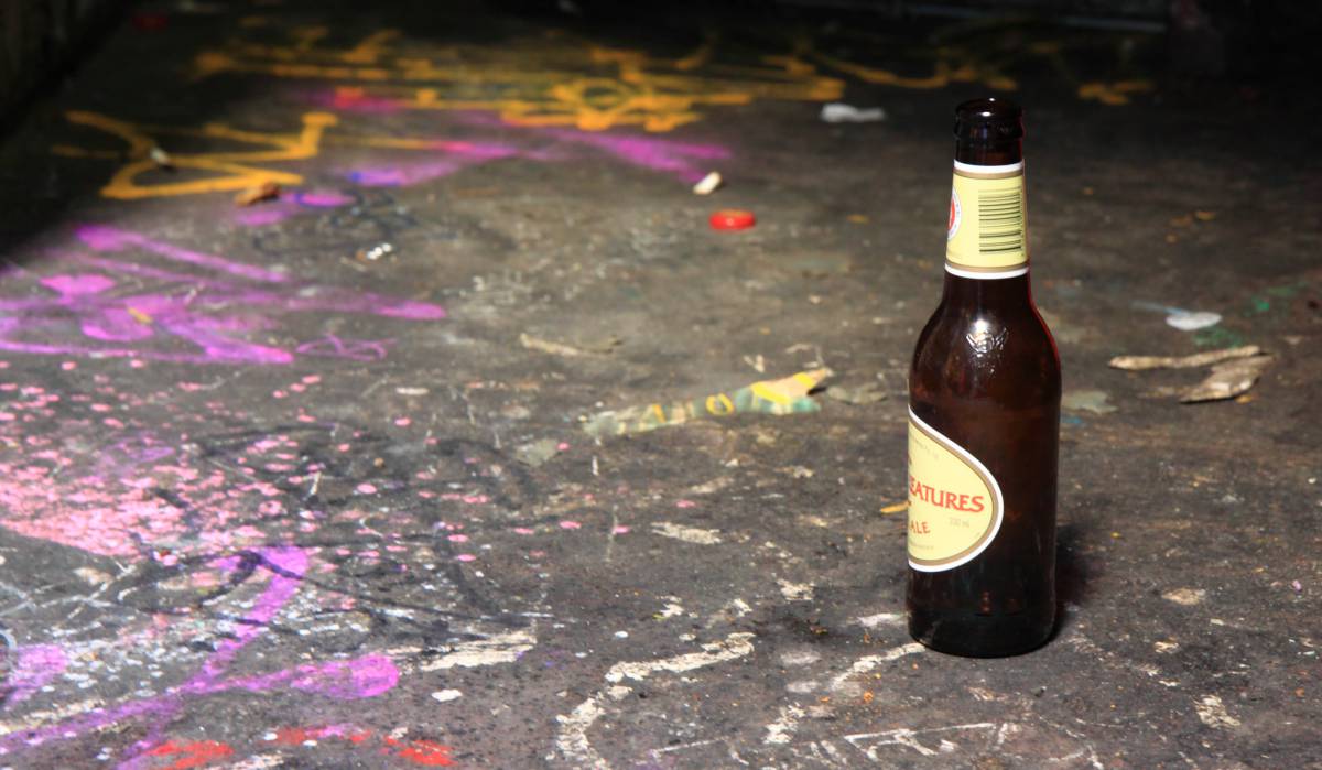 Cómo saber si su hijo adolescente bebe aunque le jure que no lo hace