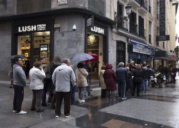 Madrile&ntilde;os hacen cola para comprar Loter&iacute;a de Navidad, el pasado noviembre.
