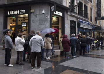 Madrile&ntilde;os hacen cola para comprar Loter&iacute;a de Navidad, el pasado noviembre.