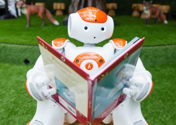Un robot leyendo un libro durante una demostraci&oacute;n de inteligencia artificial para ni&ntilde;os en Londres. rn 