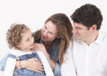 Los padres de la niña Mencía con su hija, afectada por una enfermedad rara muy grave.