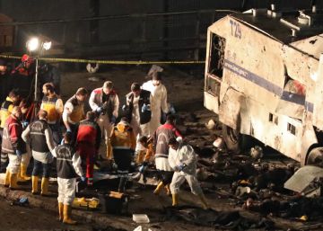 La polic&iacute;a investiga en el lugar de la explosi&oacute;n. 