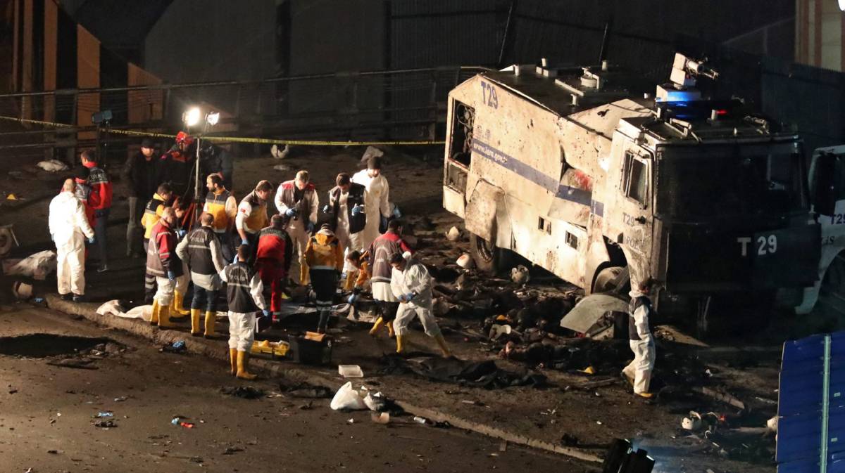 La policía investiga en el lugar de la explosión.