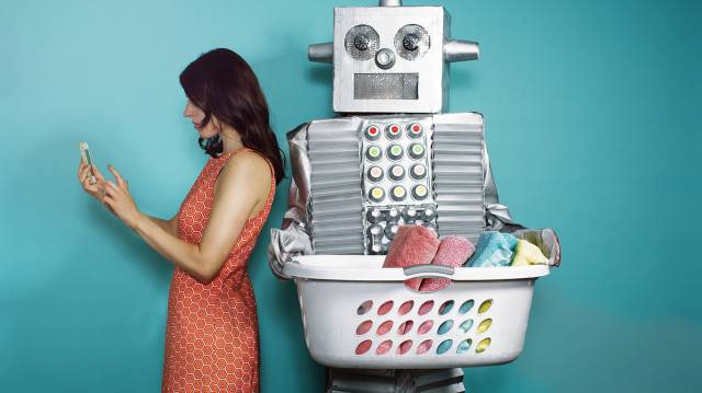 Cuatro compañeros de piso que no dejarán platos sucios y te harán la vida más fácil