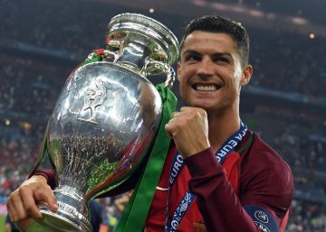 Gesto de Cristiano Ronaldo tras ganar la final de la Eurocopa, en Par&iacute;s (Francia). 