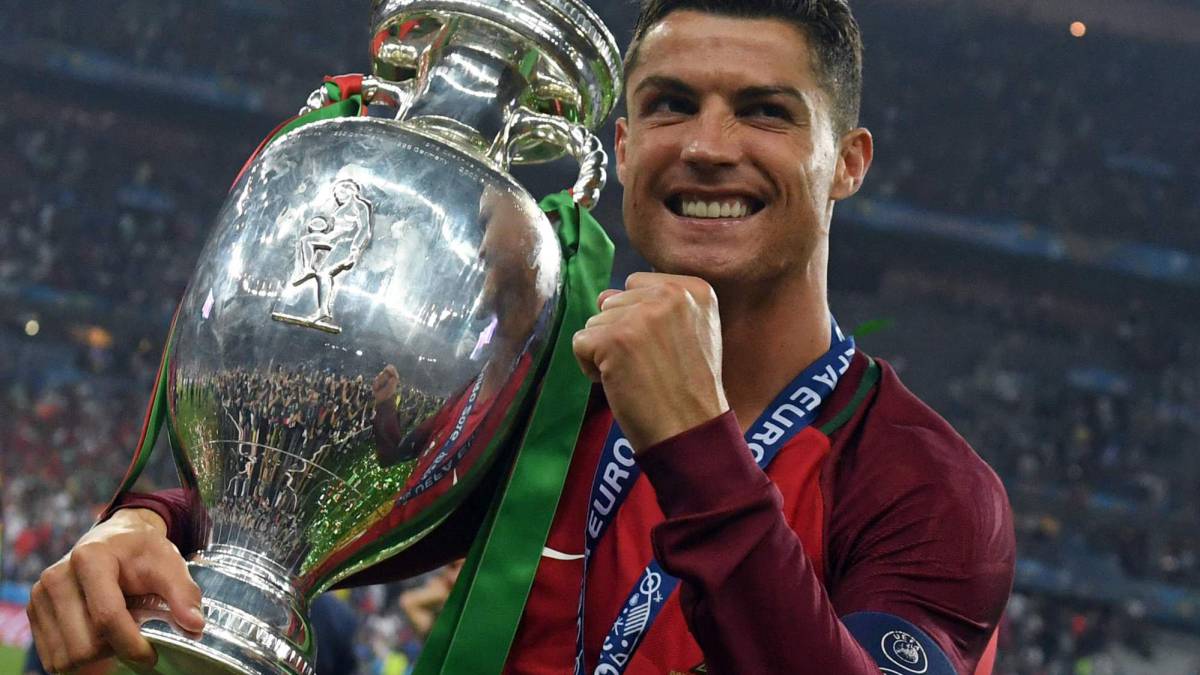 Gesto de Cristiano Ronaldo tras ganar la final de la Eurocopa, en París (Francia).
