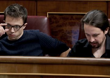 &Iacute;&ntilde;igo Errej&oacute;n y Pablo Iglesias en sus esca&ntilde;os en un pleno del Congreso de los Diputados.