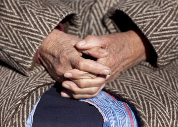 Una anciana entrelaza las manos en Olmeda de la Cuesta (Cuenca). 