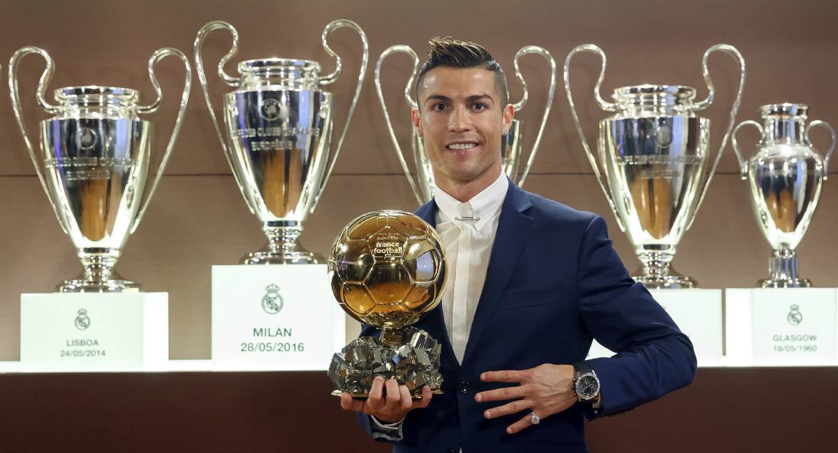 Ronaldo posa con el Balón de Oro en la sala de trofeos del Bernabéu.
