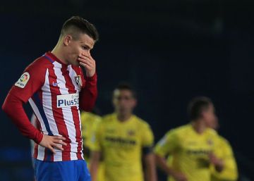 Gameiro y Carrasco se disponen a sacar tras un gol del Villarreal