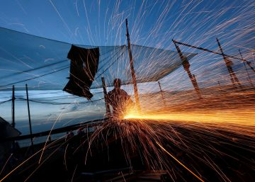 Un trabajador del Ministerio de los Puertos y del Transporte de Sri Lanka trabaja en un enorme &aacute;rbol de Navidad, en un intento de construir el &aacute;rbol de Navidad m&aacute;s alto del mundo, en Colombo.