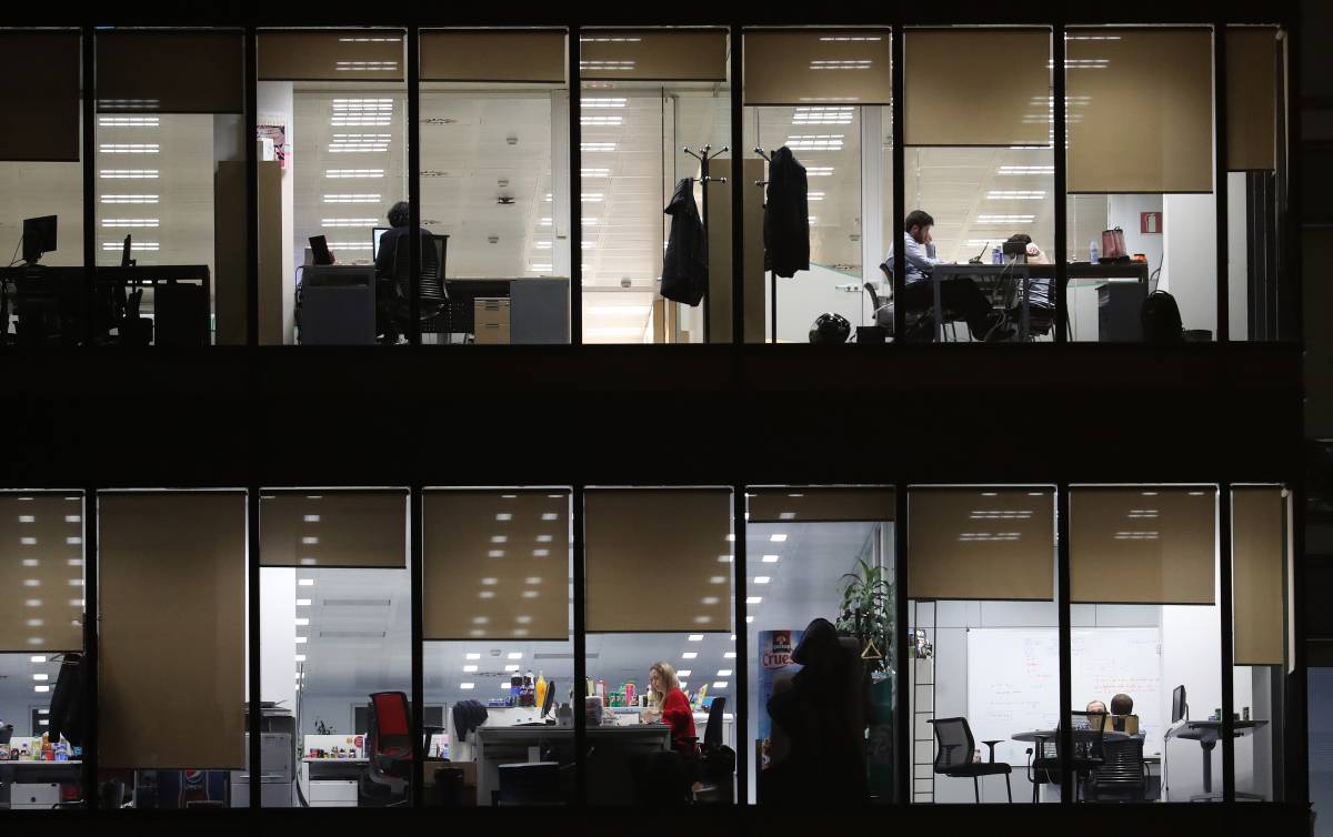 Trabajadores en una oficina en Madrid anoche.
