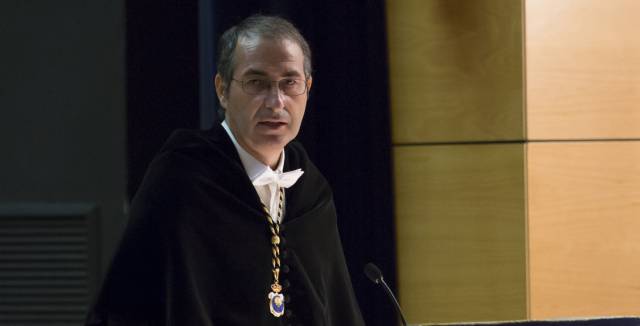El rector Fernando Suárez.