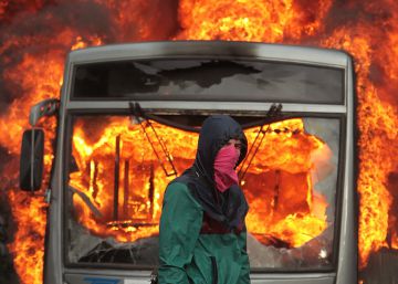 Manifestantes queman un autob&uacute;s durante una protesta, en Brasilia. 