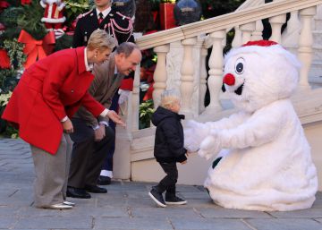 Los pr&iacute;ncipes de M&oacute;naco con su hijo Jaime ante un mu&ntilde;eco de nieve.