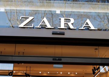 Dos clienets salen de una tienda de Zara en Barcelona