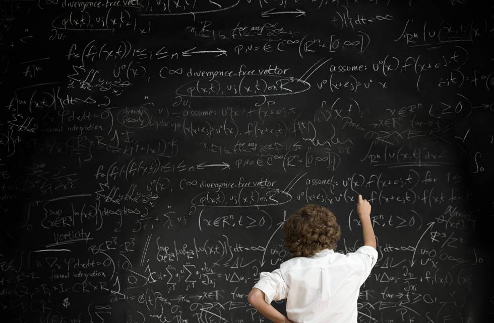 Alumno escribe en una pizarra. rn rn