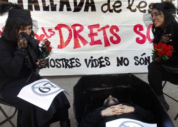 Entierro simulado del sistema de pensiones durante una protesta en Valencia