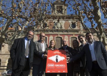 Pol&iacute;ticos y dirigentes de entidades asociativas en un acto de apoyo a Carme Forcadell, presidenta del Parlament. 