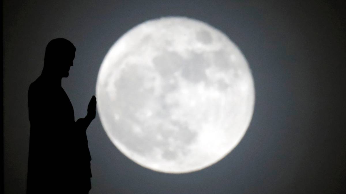 Una estatua de la Catedral de Notre Dame de París (Francia) y la Luna.