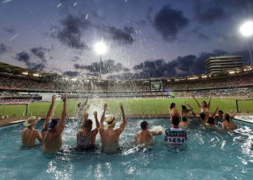 Espectadores animan dentro de una piscina durante un partido de cr&iacute;quet entre Australia y Pakist&aacute;n, en Brisbane (Australia).
