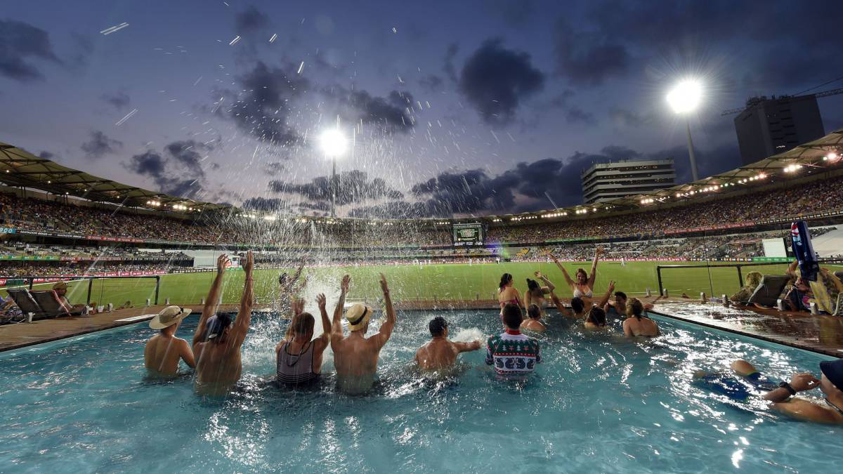 Зрители развеселить в бассейне во время матча по крикету между Австралией и Пакистаном в Брисбене (Австралия).