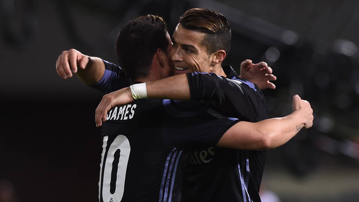 Cristiano Ronaldo (izquierda) es felicitado por James Rodríguez después de marcar un gol.