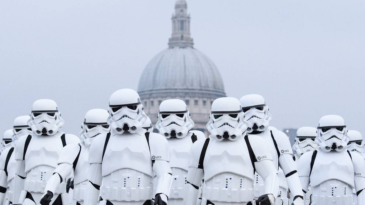 Personas disfrazadas de Stormtroopers, personajes de Star Wars.